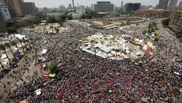 การชุมนุมประท้วงประธานาธิบดี Morsi ในอียิปต์ ก่อนการรัฐประหารในปี 2013 ที่มาภาพ:  http://www.timesofoman.com/News/Article-19015.aspx