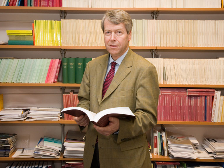 Martin Hellwig ผู้ชนะรางวัลวิจัยดีเด่น Max Planck Research Award ประจำปี 2012 http://www.mpg.de/5883189/Max_Planck_Research_Award_2012