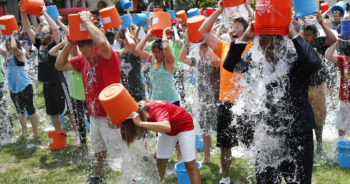 Ice Bucket Challenge รวมหมู่ ในเมืองบอสตัน ที่มาภาพ: http://timedotcom.files.wordpress.com/2014/08/als-ice-water.jpg?w=1100