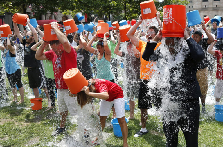 Ice Bucket Challenge รวมหมู่ ในเมืองบอสตัน ที่มาภาพ: http://timedotcom.files.wordpress.com/2014/08/als-ice-water.jpg?w=1100