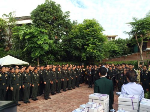 พล.อ.ประยุทธ์ จันทร์โอชา ในฐานะหัวหน้า คสช. นำคณะนายทหารระดับสูงในกองทัพ สมาชิกสภานิติแห่งชาติ เข้าอวยพรอย่างเอิกเกริก เมื่อวันที่ 8 สิงหาคม 2557  ที่มาภาพ :http://www.bangkokbiznews.com