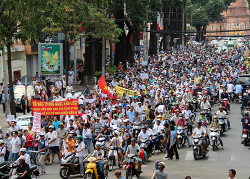 รัฐบาลเวียดนามยอมให้ประชาชนนับแสนชุมนุมประท้วงหน้าสถานทูตจีนในกรุงฮานอย  เดือนพฤษภาคม 2014 ที่มาภาพ: http://www.nwasianweekly.com/2014/05/vietnam-allows-anti-china-protest-oil-rig-paracel-islands/
