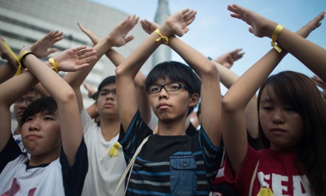 โจชัว หว่อง แกนนำคนสำคัญของขบวนการนักศึกษาเพื่อประชาธิปไตย ที่มาภาพ:  http://www.theguardian.com/world/2014/oct/01/joshua-wong-teenager-public-face-hong-kong-protests