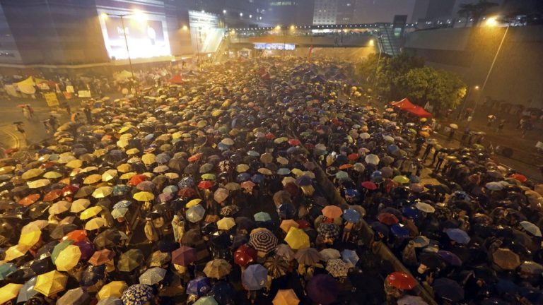 "ปฏิวัติรม" ในฮ่องกง ที่มาภาพ: http://mashable.com/2014/09/30/hong-kong-protests-updates/