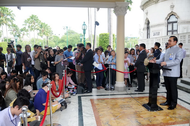 พล.อ.ประยุทธ์ จันทร์โอชา นายกรัฐมนตรี แถลงภายหลังการประชุมคณะรัฐมนตรี (ครม.) เมื่อวันที่ 1 ตุลาคม 2557  ที่มาภาพ : http://www.thaigov.go.th/