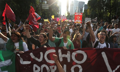 ที่มาภาพ : http://www.theguardian.com/world/2014/nov/20/mexico-protests-anti-government-anger-violence-students-president