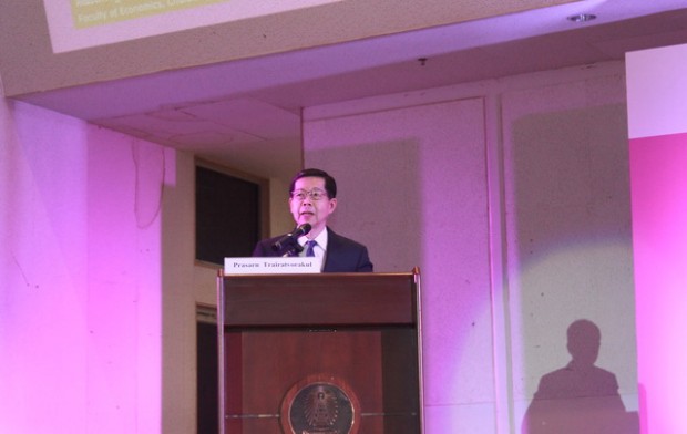 เมื่อวันที่ 2 พฤศจิกายน 2557 ดร.ประสาร ไตรรัตน์วรกุล ผู้ว่าการธนาคารแห่งประเทศไทย กล่าวสุนทรพจน์ในงาน The 14th International Convention of the East Asian Economic Association (EAEA) จัดโดยคณะเศรษศาสตร์ จุฬาลงกรณ์มหาวิทยาลัย 