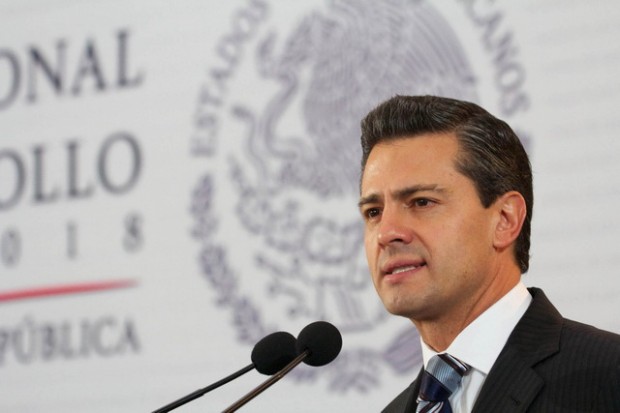 เอ็นริเก เปญา นิเอโต วัย 48 ปี ประธานาธิบดีคนที่ 57 ของเม็กซิโก  ที่มาภาพ : http://aztecasonora.com/archivos/2014/11/pe%C3%B1aembajadores.jpg