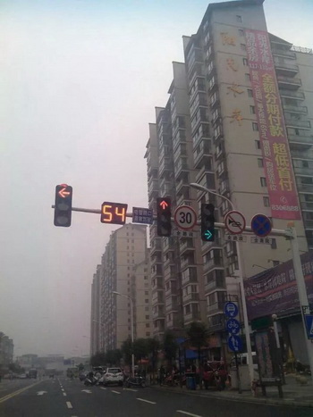 ป้าย 30 กม./ชม. บนถนนหลักในเมืองในจีน 