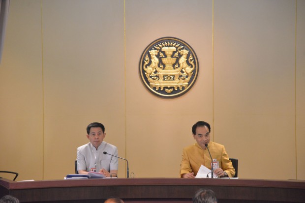 ร.อ. นพ.ยงยุทธ มัยลาภ โฆษกประจำสำนักนายกรัฐมนตรี (ขวา) และ พล.ต. สรรเสริญ แก้วกำเนิด รองโฆษกประจำสำนักนายกรัฐมนตรี(ซ้าย) ที่มาภาพ : http://www.thaigov.go.th/th/media-centre/091214_tro.html