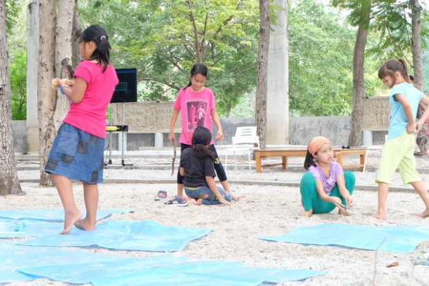 เด็กบ้านเรียนที่เล่นสนุกสนานระหว่างมีเวทีแสดงกิจกรรมของกลุ่มบ้านเรียน