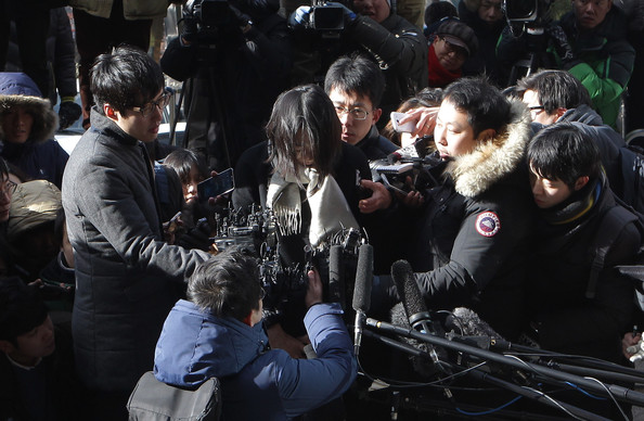  Cho Hyun Ah ที่มาภาพ : http://www2.pictures.zimbio.com/gi/Cho+Hyun+Ah+Cho+Hyun+ah+Appears+Prosecutors+zgqfQyixeZZl.jpg