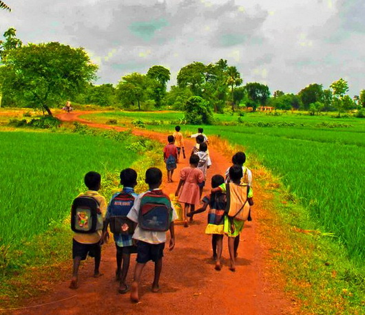 ที่มาภาพ :  http://upload.wikimedia.org/wikipedia/commons/f/f3/Village_Children_going_to_School,_Madurai_SR.jpg