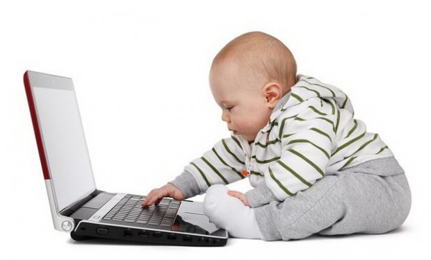 ที่มาภาพ : http://pixabay.com/en/baby-boy-child-childhood-computer-84627/