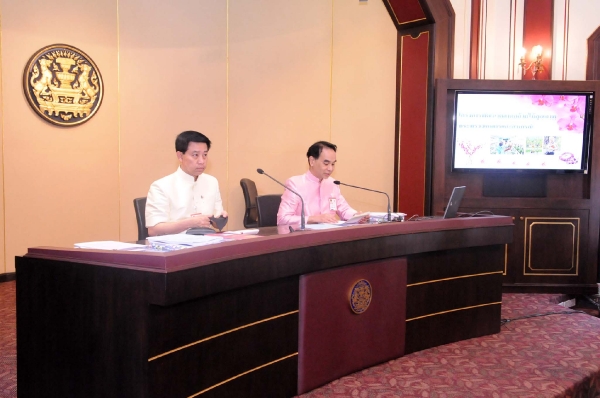 ร.อ. ยงยุทธ มัยลาภ (ซ้าย)โฆษกประจำสักนายกรัฐมนตรี แถลงร่วมกับ พล.ต. สรรเสริญ แก้วกำเนิด รองโฆษกประจำสำนักนายกรัฐมนตรี  ที่มาภาพ : http://www.thaigov.go.th/th/media-centre/