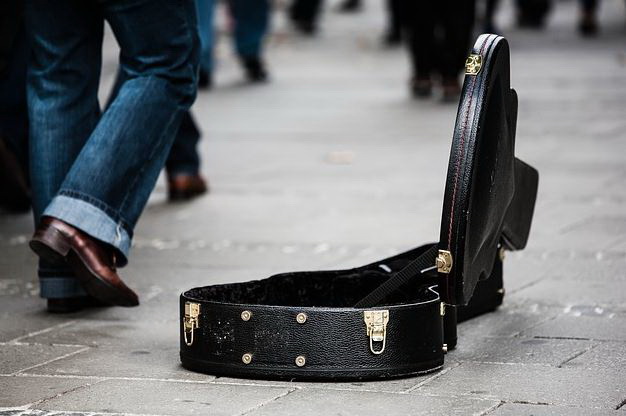 ที่มาภาพ : http://pixabay.com/en/guitar-case-street-musicians-donate-485112/
