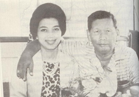จอมพลสฤษดิ์ ธนะรัชต์ นายกรัฐมนตรีไทยและท่านผู้หญิงวิจิตรา ธนะรัชต์ที่มาภาพ : http://th.wikipedia.org/