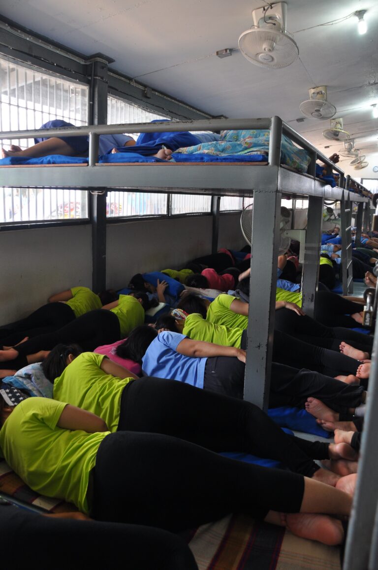 ผู้ต้องขังหญิงสาธิตการนอนในเรือนนอน