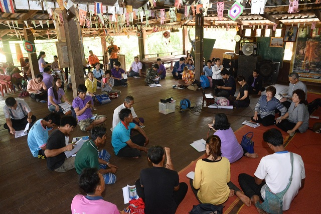 การประชุมรับฟังความคิดเห็นโครงการกำหนดแนวทางการฟื้นฟูลำห้วยคลิตี้จากการปนเปื้อนสารตะกั่ว ณ หมู่บ้านคลิตี้ล่างเมื่อวันที่ 25 เมษายน 2558