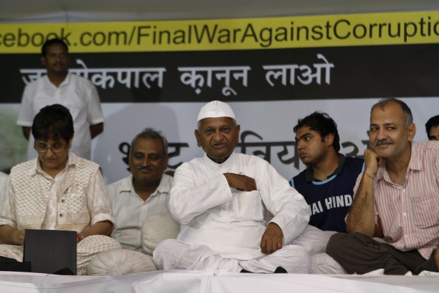 นายอันนา ฮาซาเร (Anna Hazare) ชาวอินเดีย นักเคลื่อนไหวเพื่อต่อค้านคอร์รัปชัน ที่มาภาพ: www.siangtai.com