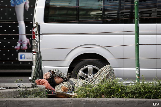 หญิงไร้บ้านนอนบนถนนสุขุมวิท ที่มาภาพ : https://www.facebook.com/BBCThai?fref=ts