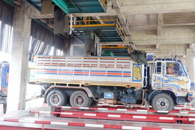 รถบรรทุกมารับถ่านหินจากสายพานในระบบปิดก่อนคลุมผ้าใบและขนส่งไปยังสระบุรี