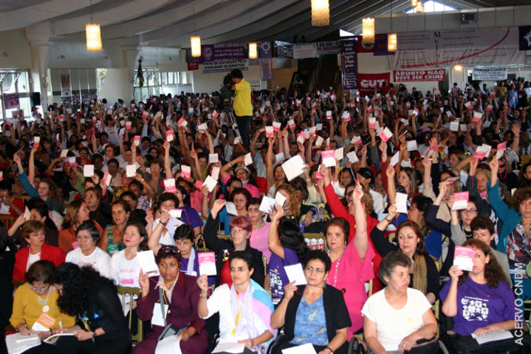 บรรยากาศการโหวตเลือกโครงการใช้จ่ายของรัฐบาลท้องถิ่นในบราซิล ที่มาภาพ: http://annecolgan.ie/wp-content/uploads/2014/01/Participatory-Budgeting.jpg