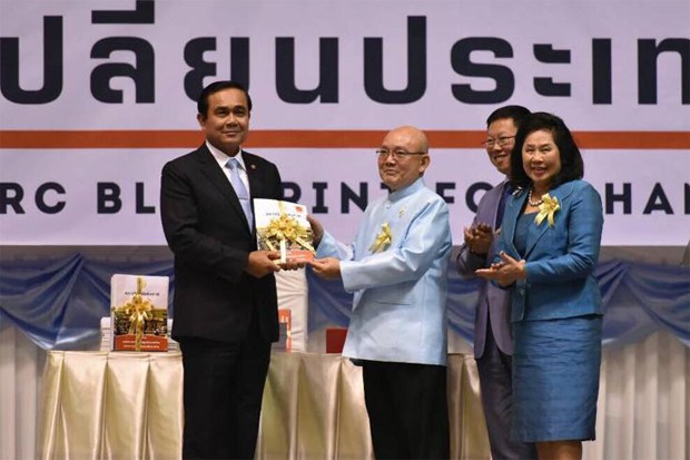 พล.อ.ประยุทธ์ จันทร์โอชา นายกรัฐมนตรี รับมอบรายงานข้อเสนอว่าด้วยการปฏิรูปประเทศ จากนายเทียนฉาย กีระนันทน์ ประธาน สปช. ที่มาภาพ: https://www.facebook.com/Thaiparliamentchannel/photos/pcb.612557385552624/612557328885963/?type=1&theater