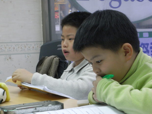 ที่มาภาพ: https://en.wikipedia.org/wiki/Cram_school#/media/File:Taiwanese_students_studying_English.jpg