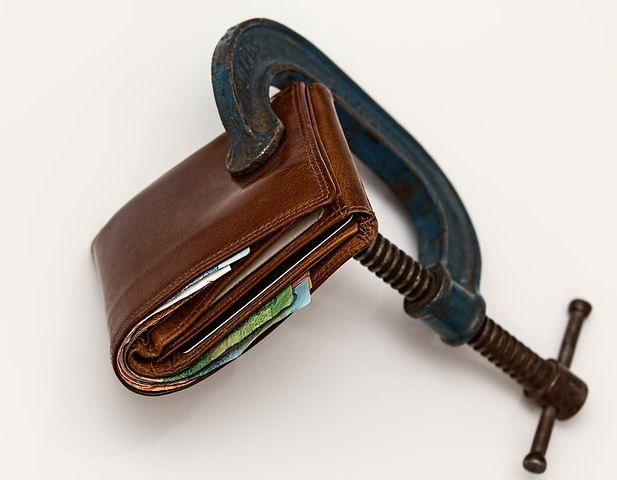 ที่มาภาพ: https://pixabay.com/en/credit-squeeze-taxation-purse-tax-522549/