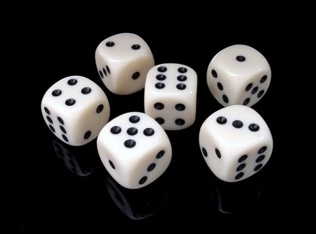 ที่มาภาพ: https://pixabay.com/en/cube-six-gambling-play-lucky-dice-689619/