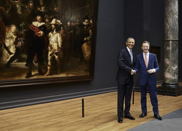  วิม ไปจ์บิช ผู้อำนวยการพิพิธภัณฑ์ไรจ์คส์ ในโอกาสต้อนรับการมาเยือนของประธานาธิบดีสหรัฐ บารัค โอบามา