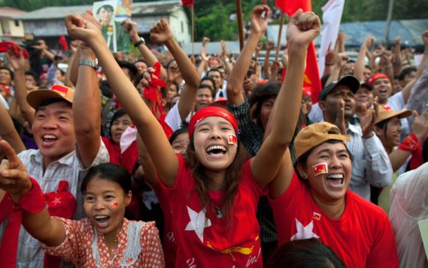 ที่มาภาพ : http://globalriskinsights.com/wp-content/uploads/2015/10/120402_myanmar_election-800x500_c.jpg