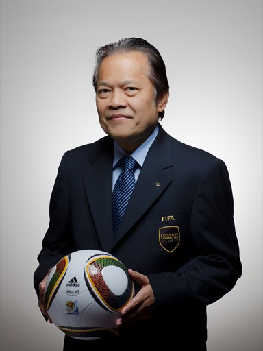 นายวรวีร์ มะกูดี นายกสมาคมฟุตบอลแห่งประเทศไทยในพระบรมราชูปถัมภ์ 4 สมัย (ระหว่างปี 2551-2558) ที่มาภาพ: http://www.fifa.com/about-fifa/committees/people=39285/index.html