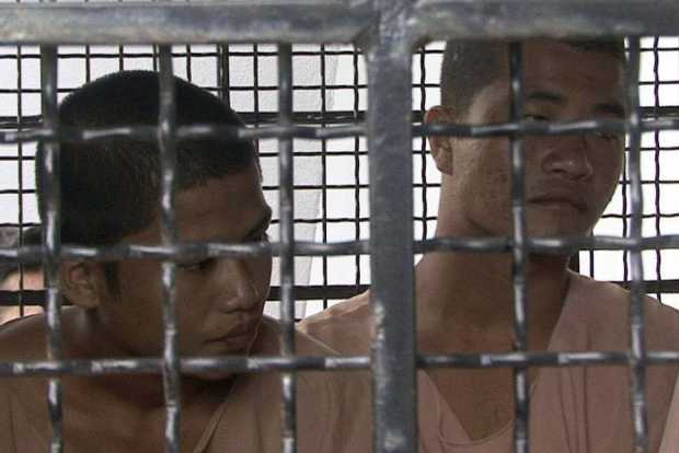 นายซอ ลิน และนายไว เพียว สองจำเลยคดีฆาตกรรมเกาะเต่า ที่มาภาพ: เฟซบุ๊กบีบีซีไทย (https://www.facebook.com/BBCThai/posts/1723050737915959 )