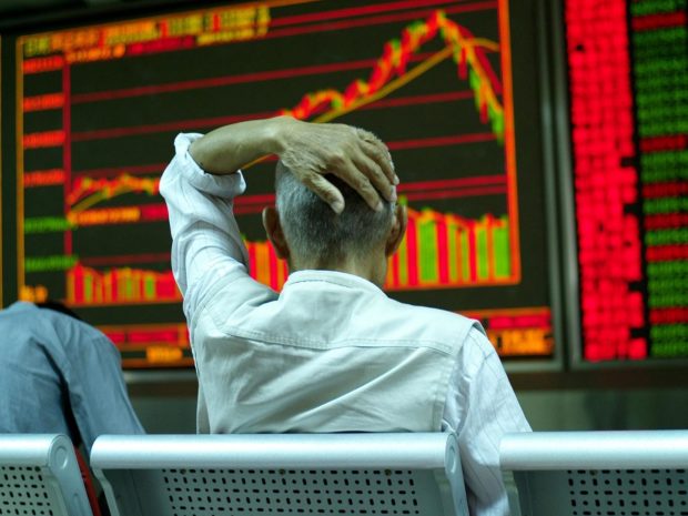 ตลาดหุ้นจีนในสัปดาห์แรกของปี 2559 ที่มาภาพ : http://static.independent.co.uk/s3fs-public/styles/story_large/public/thumbnails/image/2015/12/27/22/47-China-stock-market-EPA.jpg