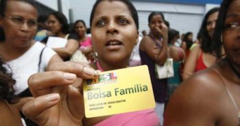 ผู้ถือบัตร Bolsa Familia ในบราซิล ที่มาภาพ: http://veja.abril.com.br/blog/radar-on-line/files/2014/08/brasil-bolsa-familia-20080924-01-size-598.jpg