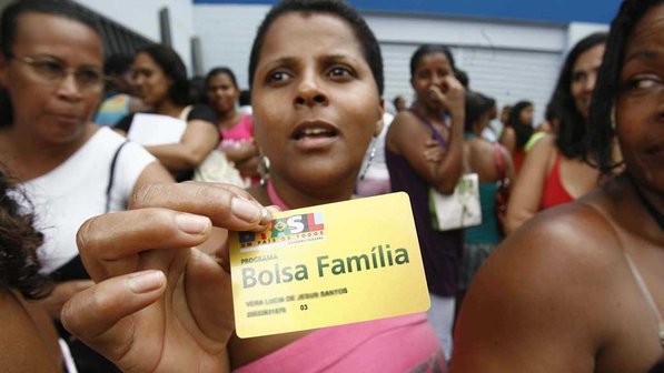 ผู้ถือบัตร Bolsa Familia ในบราซิล ที่มาภาพ: http://veja.abril.com.br/blog/radar-on-line/files/2014/08/brasil-bolsa-familia-20080924-01-size-598.jpg