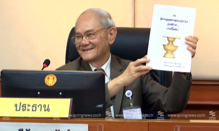 มีชัย ฤชุพันธุ์ กับร่างรัฐธรรมนูญ 2559 ที่มาภาพ: http://www.springnews.co.th/wp-content/uploads/2016/01/-------------------------------------------10.jpg