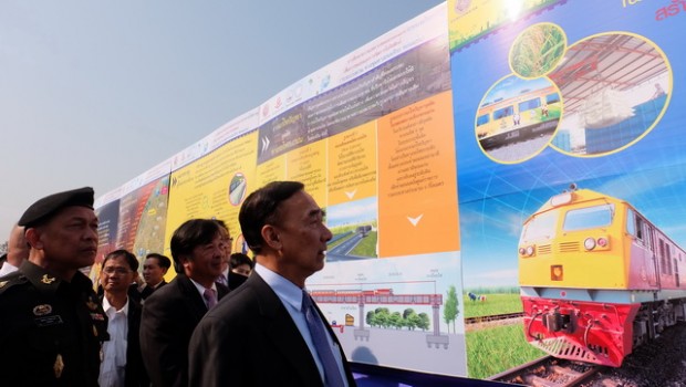 นายออมสิน ชีวะพฤกษ์ รัฐมนตรีช่วยว่าการกระทรวงคมนาคม ทำพิธีเปิดเพื่อเปิดป้ายเริ่มงานโครงการก่อสร้างรถไฟทางคู่ช่วงชุมทางถนนจิระขอนแก่น 