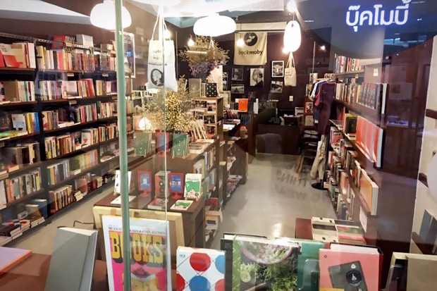 การจัดเรียงหนังสือและสินค้าที่เกี่ยวข้องกับวรรณกรรมภายในร้านหนังสือ Bookmoby ที่มาภาพ : https://goo.gl/XuPn9H