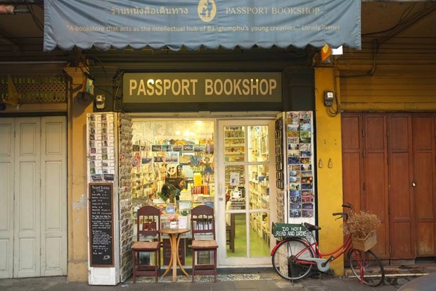 ด้านหน้าร้านหนังสืออิสระ Passport Bookshop (ร้านหนังสือเดินทาง) ที่มาภาพ: https://goo.gl/3Yw0VI