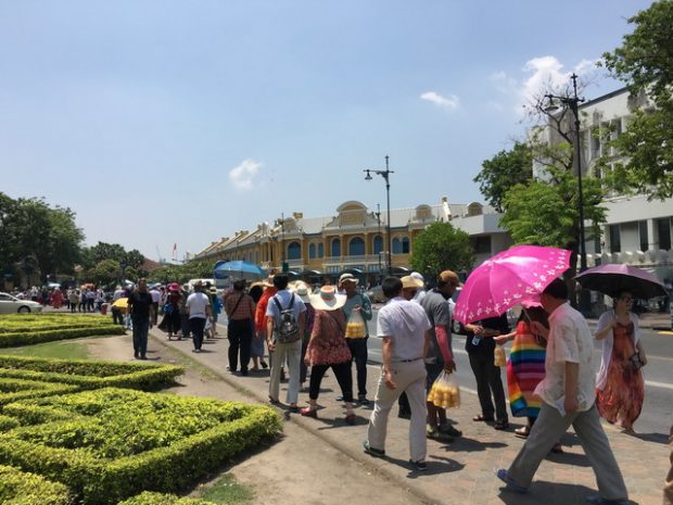 พ่อค้าขายสัปปะรดนักท่องเที่ยวชาวจีน หน้าวัดพระแก้ว