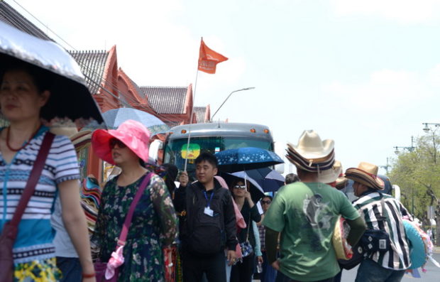 นักท่องเที่ยวจีนและพ่อค้าขายของ