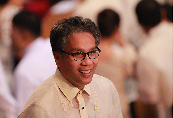 Manuel Roxas II ที่มาภาพ : http://media.philstar.com/images/the-philippine-star/nation/20141010/Mar-Roxas-DILG-barong-Tagalog-SONA.jpg