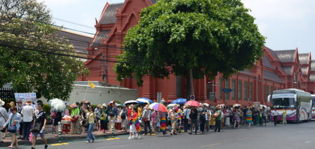 นักท่องเที่ยวจีนเดินจากบริเวณถนนหน้าพระธาตุด้านข้างสนามหลวงเพื่อเข้าชมบพระบรมมหาราชวัง