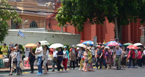 นักท่องเที่ยวชาวจีน บริเวณหน้าพระบรมมหาราชวัง