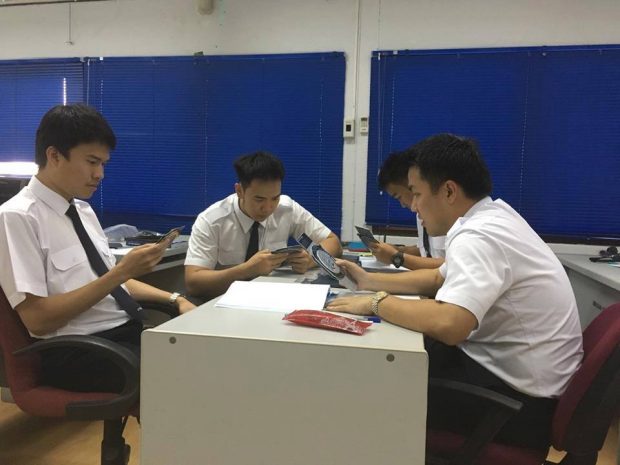 นักศึกษาการบินสถาบันการบินพลเรือน ทั้งคนไทย และต่างชาติ (ภูฏาน) กำลังเรียนรู้และฝึกการใช้ Flight Computer ในการคำนวณระยะทาง ความเร็ว เส้นทางบิน เข็มบิน แก้ลม ความสูง น้ำมัน ความสิ้นเปลือง ฯลฯ ที่มาภาพ : https://www.facebook.com/catcthailand/photos/