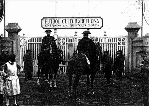 สนามฟุตบอลของทีมบาร์เซโลนาถูกปิดในปี 1925 ภายใต้การปกครองของนายพลพรีโม่ ริเวร่า ที่มาภาพ : http://bretemas.gal/tag/franco/ 