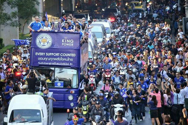 บรรยากาศการแห่ฉลองถ้วยแชมป์อิงลิชพรีเมียร์ลีก ของสโมสรเลสเตอร์ ซิตี้ ในประเทศไทย เมื่อวันที่ 19 มกราคม 2559 ที่มาภาพ : เฟซบุ๊กแฟนเพจ Leicester City FC Thailand